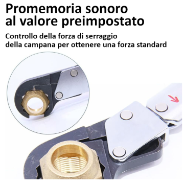 Dettaglio dell'applicazione di una chiave dinamometrica a cricchetto su un raccordo in ottone per condizionamento