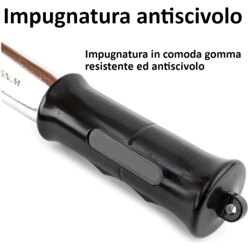 Dettaglio dell'impugnatura ergonomica in gomma nera antiscivolo di una chiave dinamometrica professionale per condizionamento