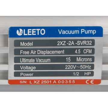 Caratteristiche tecniche pompa vuoto bistadio 127 lt/min per R32 con flacone olio lubrificante incluso nel Kit Elite.